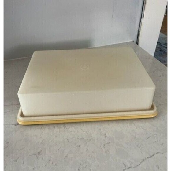 VINTAGE Tupperware Harvest Gold Rectangle 2 Piece Cake Carrier - Picture 1 of 3